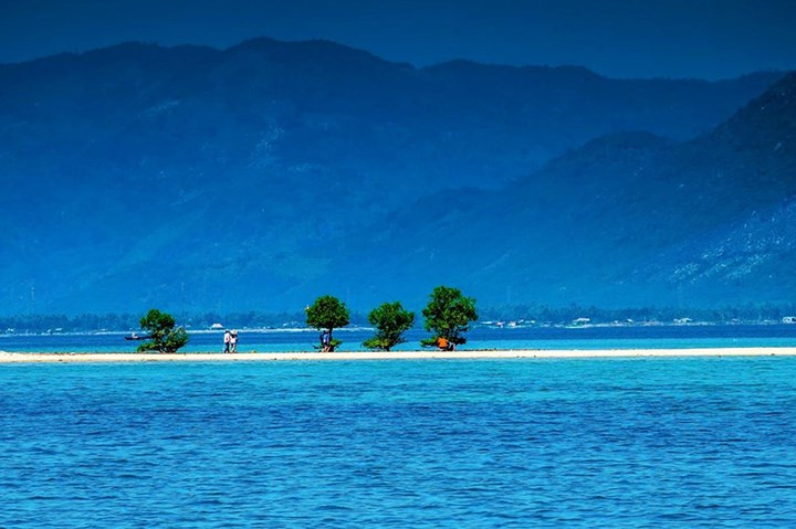 Đảo Điệp Sơn, Khánh Hòa: Là cái tên mới lạ với nhiều du khách nhưng không vì thế mà Điệp Sơn kém thu hút. Đặc biệt, đến đây, bạn sẽ được trải nghiệm cảm giác như đang đi giữa đại dương khi lạc bước trên con đường cát trắng giữa hai bên là biển nước xanh trong.