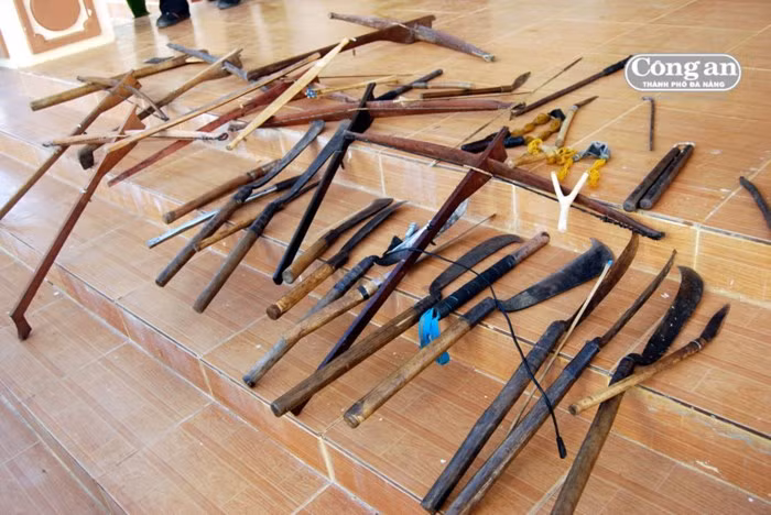  Giáo mác, cung nỏ... được một số phần tử phản động chuẩn bị để chống đối, gây rối tình hình ANCT, TTATXH.