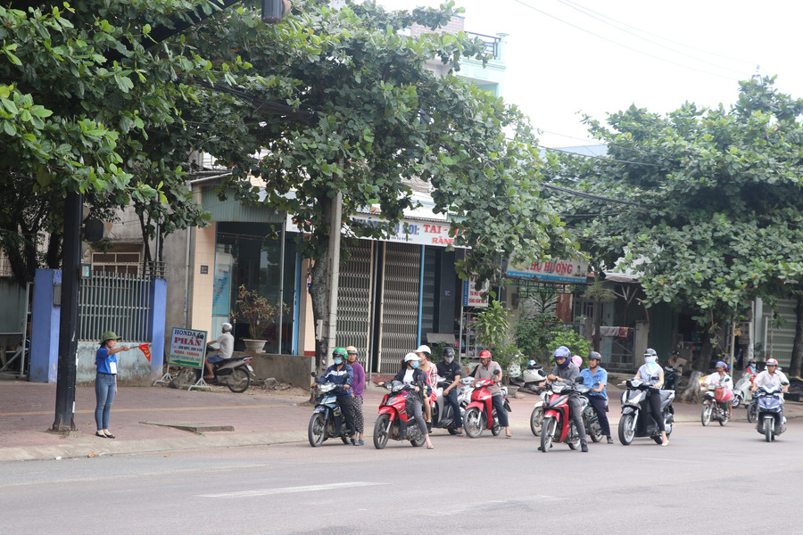Thanh niên tình nguyện tham gia đảm bảo an toàn giao thông tại các điểm thi. Ảnh: Ngọc Minh 