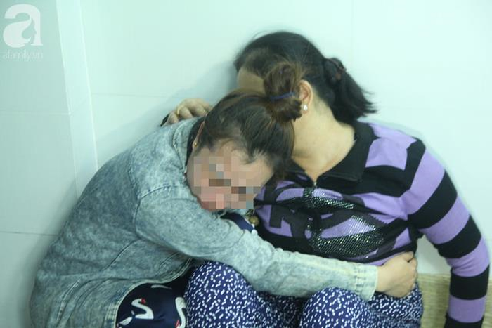  Bà G. ngã gục khi đón nhận linh cữu của con gái.