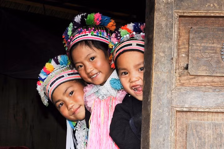 Ngại ngùng, bẽn lẽn khi gặp người lạ là những hình ảnh thường thấy của trẻ em vùng cao.