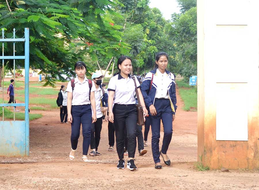 3Các thí sinh tại điểm thi Trường THPT A Sanh rời khỏi địa điểm thi sau khi kết thúc môn Toán với tâm trạng không mấy hài lòng. Ảnh: Lê Hòa