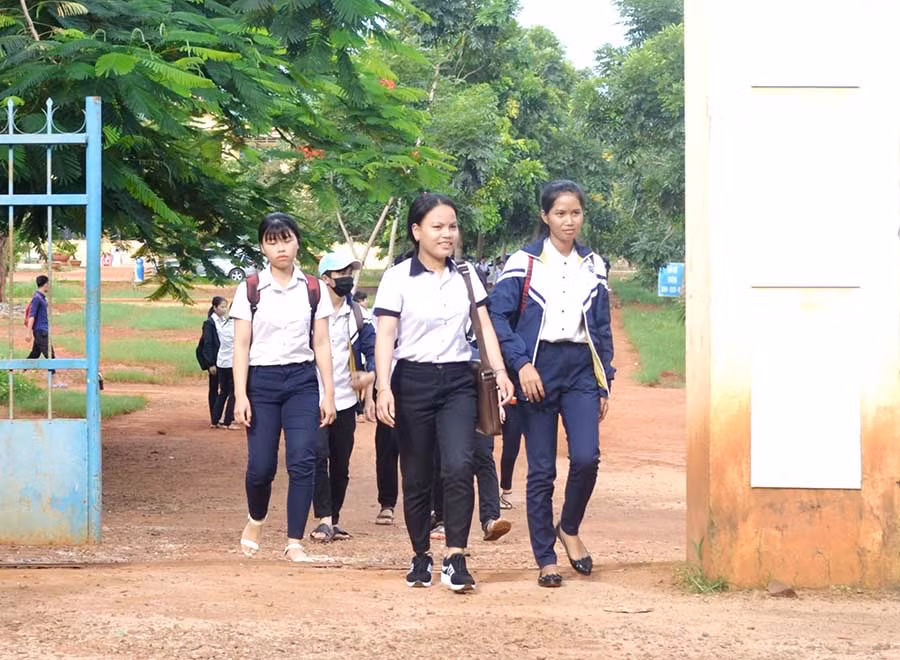 3Các thí sinh tại điểm thi Trường THPT A Sanh rời khỏi địa điểm thi sau khi kết thúc môn Toán với tâm trạng không mấy hài lòng. Ảnh: Lê Hòa