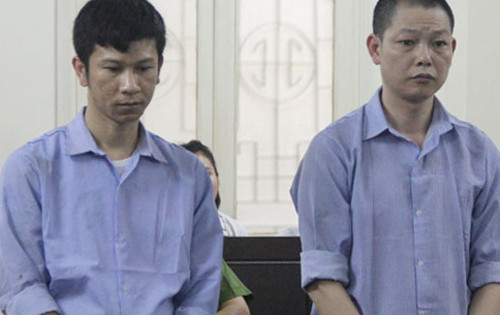 Quân và Tuấn tại phiên tòa sơ thẩm (từ trái qua).