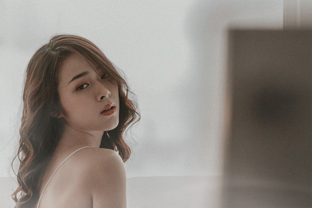 Cô tham gia nhiều MV ca nhạc, phim ảnh và sau đó đăng quang Hoa khôi Phụ nữ thời đại 2011.  Cô tham gia nhiều MV ca nhạc, phim ảnh và sau đó đăng quang Hoa khôi Phụ nữ thời đại 2011.