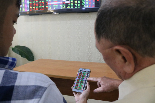 Các nhà đầu tư trao đổi về diễn biến thị trường tại sàn SJC ở quận 1