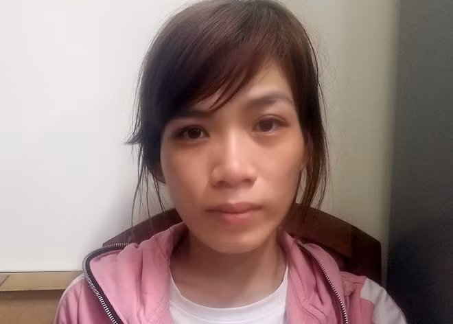 Nghi can Nguyễn Thị Hồng tại cơ quan công an. Nghi can Nguyễn Thị Hồng tại cơ quan công an.