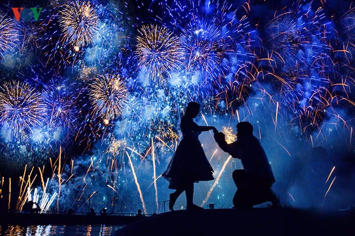 Tái hiện màn cầu hôn trong bối cảnh thật lãng mạn.