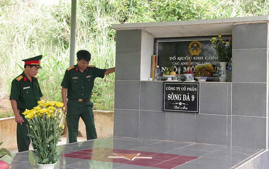  Ngôi mộ chung 21 liệt sĩ. Ảnh: Trung Kiên