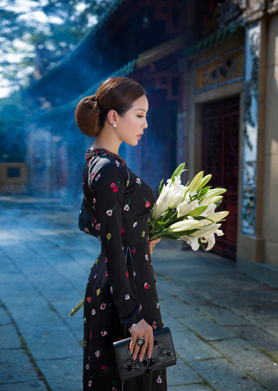 Hoa hậu Thu Hoài hoá thân thành người phụ nữ Sài Gòn xưa với kiểu tóc búi sang trọng. Hoa hậu Thu Hoài hoá thân thành người phụ nữ Sài Gòn xưa với kiểu tóc búi sang trọng.