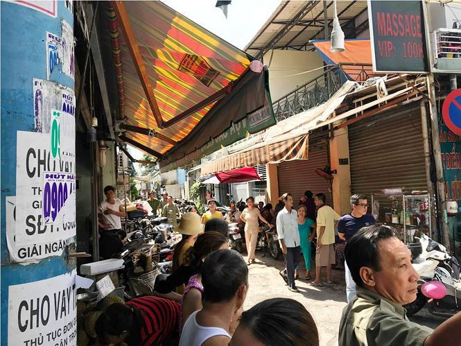 Nhiều người dân hiếu kỳ theo dõi công an khám nghiệm hiện trường. Nhiều người dân hiếu kỳ theo dõi công an khám nghiệm hiện trường.