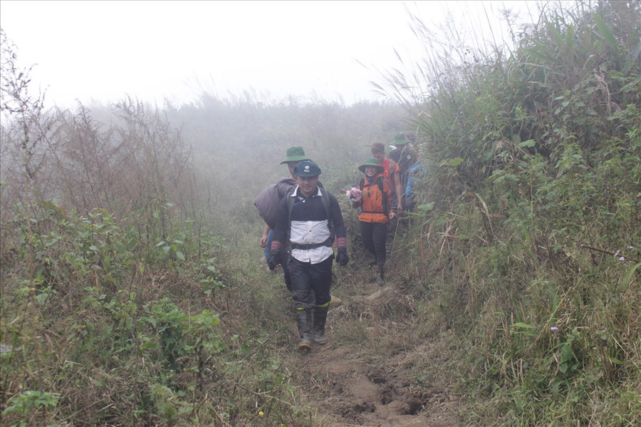 Sùng A Hờ dẫn du khách chinh phục đỉnh Ky Quan San. Sùng A Hờ dẫn du khách chinh phục đỉnh Ky Quan San.