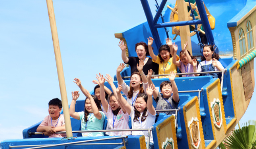 Trước đó vài ngày, cả đảo đã ngập tràn không khí lễ hội, khi hơn 100 em thiếu nhi đến từ 8 nước "đổ bộ và khám phá “hòn đảo thần thoại". Trước đó vài ngày, cả đảo đã ngập tràn không khí lễ hội, khi hơn 100 em thiếu nhi đến từ 8 nước