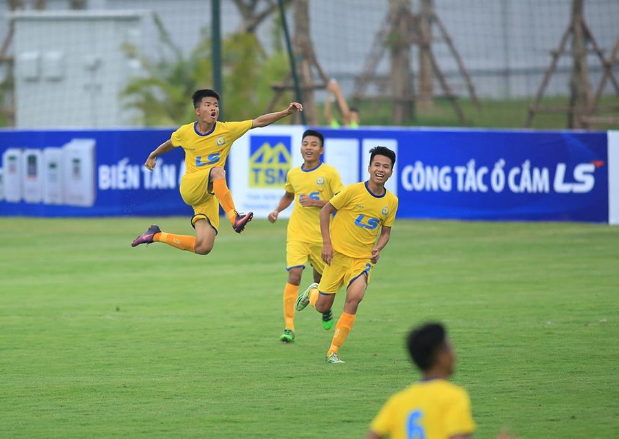 Niềm vui của các cầu thủ SLNA khi đánh bại HAGL với tỉ số 2-0. Niềm vui của các cầu thủ SLNA khi đánh bại HAGL với tỉ số 2-0.