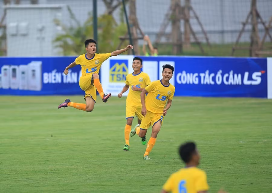 Niềm vui của các cầu thủ SLNA khi đánh bại HAGL với tỉ số 2-0.