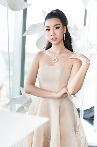Vẻ đẹp của Đương kim hoa hậu Việt Nam ngày càng chín muồi.  Vẻ đẹp của Đương kim hoa hậu Việt Nam ngày càng chín muồi.
