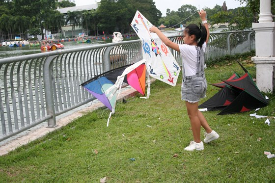 Thích thú tập thả diều vừa được làm xong