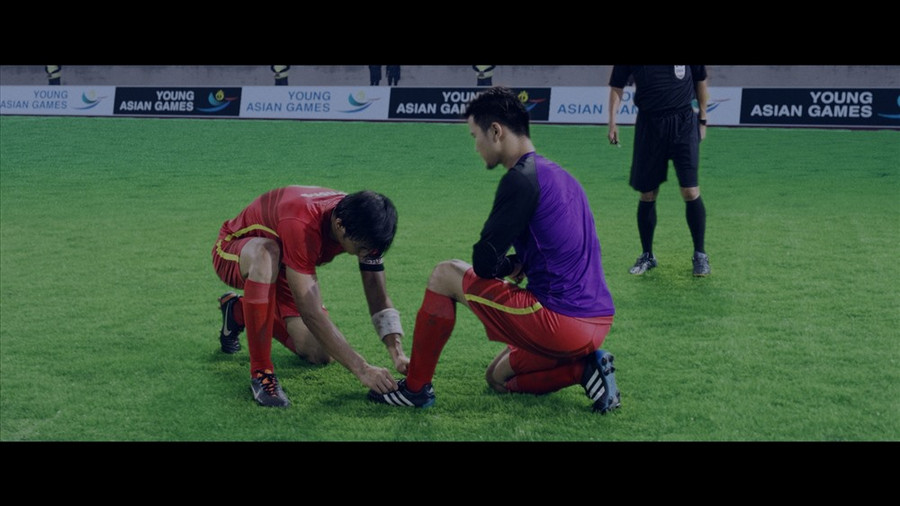 Phân cảnh Phong (Nhan Phúc Vinh) cuối xuống cột dây giày cho đồng đội Bắc (Hùng Chihyun) khiến rất nhiều khán giả xúc động Phân cảnh Phong (Nhan Phúc Vinh) cuối xuống cột dây giày cho đồng đội Bắc (Hùng Chihyun) khiến rất nhiều khán giả xúc động