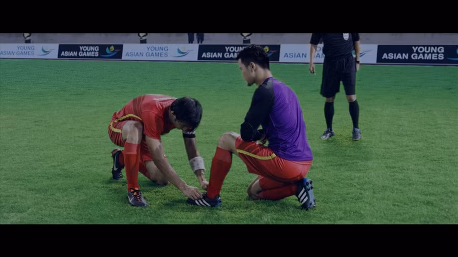 Phân cảnh Phong (Nhan Phúc Vinh) cuối xuống cột dây giày cho đồng đội Bắc (Hùng Chihyun) khiến rất nhiều khán giả xúc động