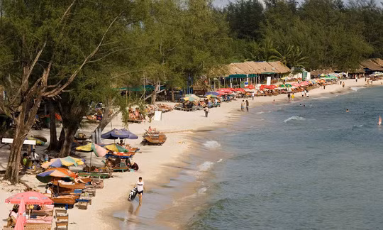  Bãi biển Serendipity, Sihanoukville: Serendipity nhộn nhịp thu hút lượng lớn khách du lịch từ bình dân và khách lẻ với nhiều tiện nghi quanh khu vực bờ biển như chuỗi nhà hàng, quán bar, sân golf… Không những vậy, chỉ tại Serendipity du khách mới được trải nghiệm các bungalow và nhà nghỉ ngay trên bờ biển và sườn đồi.