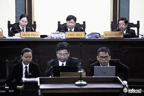 HĐXX khẳng định xử vắng mặt bà Phấn là đúng, đồng thời bác bỏ quan điểm của các luật sư khi cho rằng HĐXX làm việc không khách quan. HĐXX khẳng định xử vắng mặt bà Phấn là đúng, đồng thời bác bỏ quan điểm của các luật sư khi cho rằng HĐXX làm việc không khách quan.