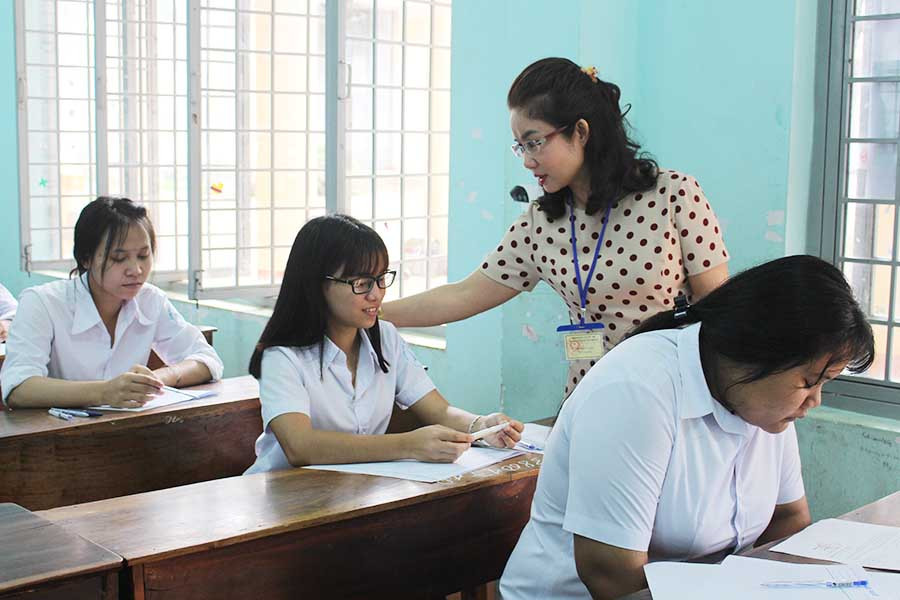 Lãnh đạo Sở Giáo dục và Đào tạo động viên tinh thần thí sinh Trường Phổ thông Dân tộc Nội trú tỉnh ngay trước giờ thi. Ảnh: Nguyễn Giang Lãnh đạo Sở Giáo dục và Đào tạo động viên tinh thần thí sinh Trường Phổ thông Dân tộc Nội trú tỉnh ngay trước giờ thi. Ảnh: Nguyễn Giang