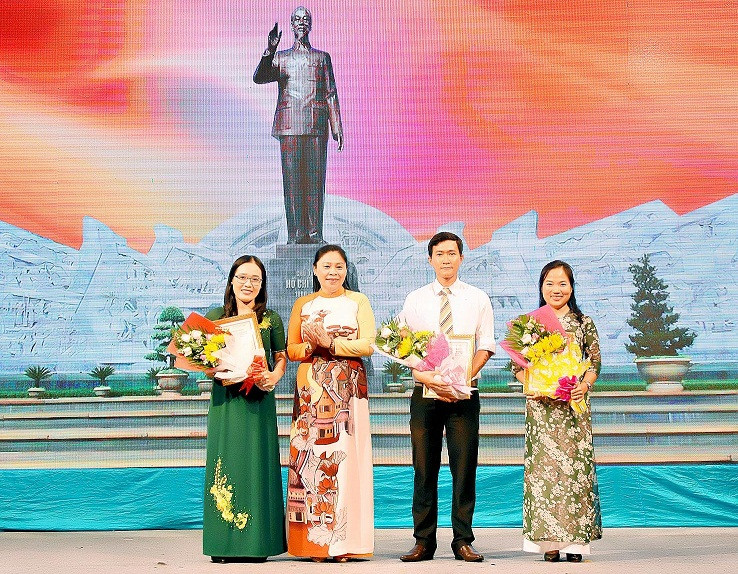 Phó Chủ tịch UBND tỉnh Huỳnh Nữ Thu Hà trao giải nhất cho các tác giả. Ảnh: Đức Thụy