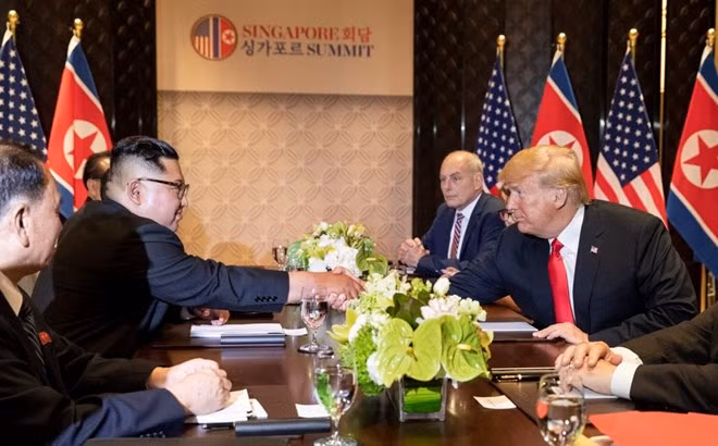 Tổng thống Mỹ Donald Trump và nhà lãnh đạo Triều Tiên Kim Jong-un bắt tay nhau.
