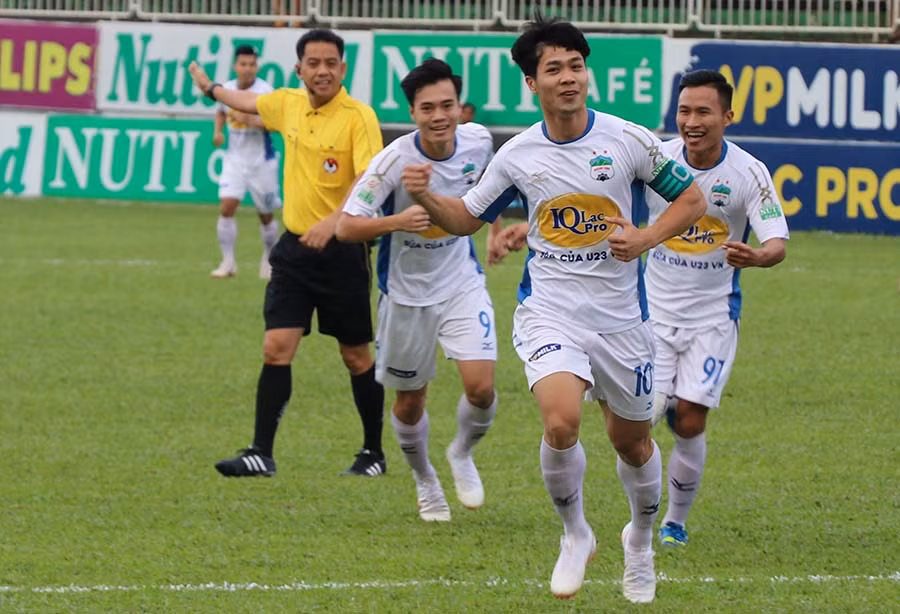 Công Phượng đã ghi siêu phẩm nhưng HA.GL lại trắng tay. Ảnh: Văn Ngọc 