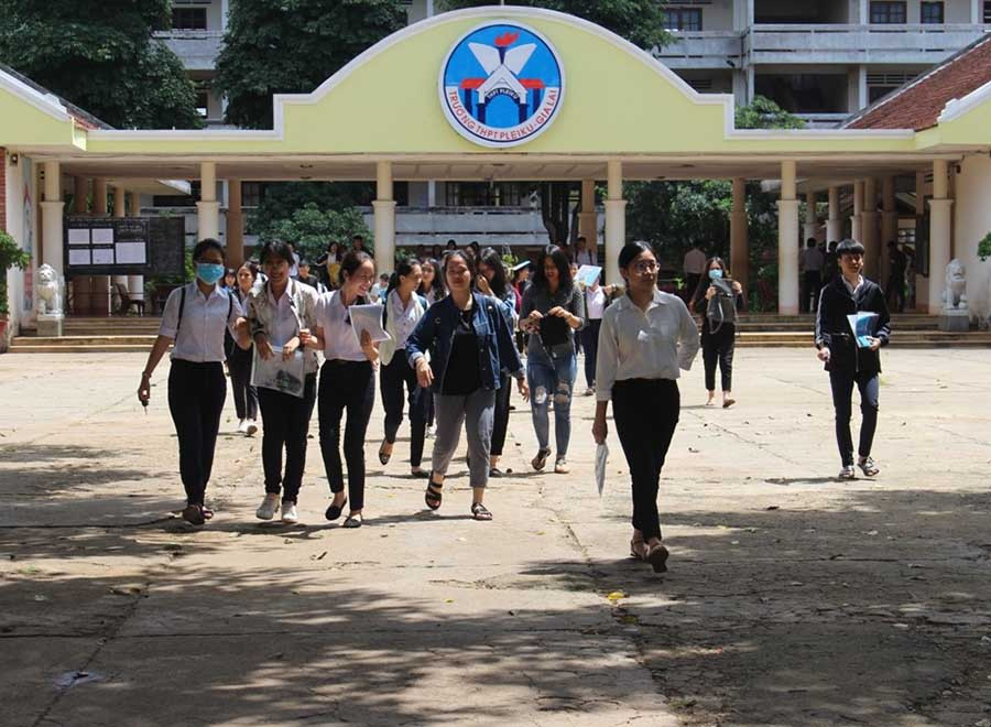 Thí sinh hoàn thành môn thi với tâm trạng khá thoải mái. Ảnh: Phan Lài 8 Thí sinh hoàn thành môn thi với tâm trạng khá thoải mái. Ảnh: Phan Lài)