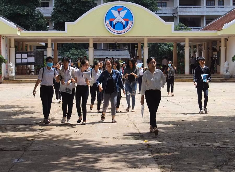 8 Thí sinh hoàn thành môn thi với tâm trạng khá thoải mái. Ảnh: Phan Lài)