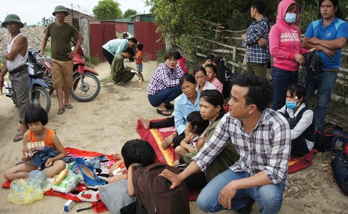 Những hành khách may mắn thoát chết chưa hết hoảng sợ, lo lắng.  Những hành khách may mắn thoát chết chưa hết hoảng sợ, lo lắng.