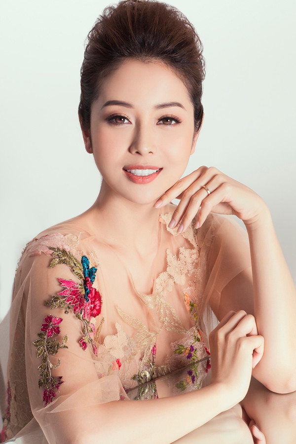  Nếu lỡ trang điểm mắt hay thoa phấn má quá tay, bạn có thể dùng một chút phấn tạo khối tối phủ lên trên để giảm độ sáng.