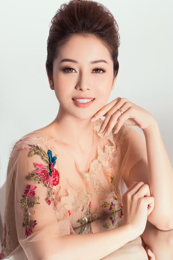  Nếu lỡ trang điểm mắt hay thoa phấn má quá tay, bạn có thể dùng một chút phấn tạo khối tối phủ lên trên để giảm độ sáng.