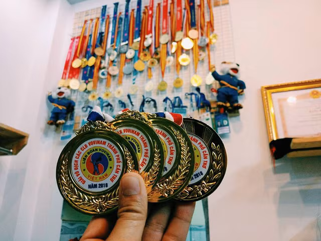 Bộ sưu tập huy chương trong 19 năm cống hiến và 12 năm thi đấu chuyên nghiệp của VĐV Nguyễn Phúc Thịnh