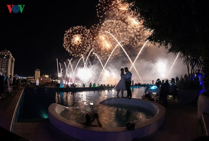  Tràn ngập những màu sắc rực rỡ, bộ ảnh cưới độc đáo có 1 không 2 trong những ngày qua ở thành phố bên bờ sông Hàn.