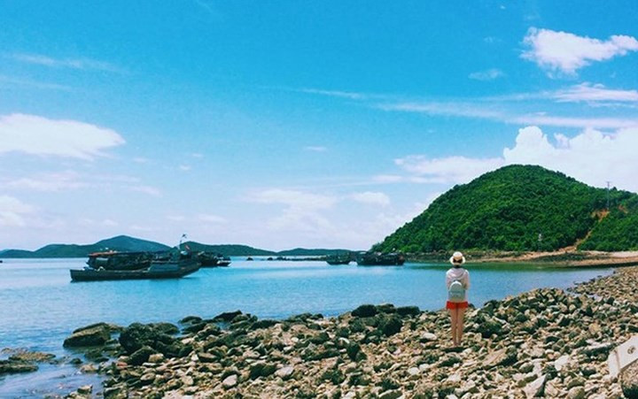 Đảo Minh Châu, Quảng Ninh: Là viên ngọc quý của biển xanh, đảo Minh Châu vẫn còn nguyên nét hoang sơ tự nhiên với vẻ đẹp yên bình của những bờ cát trắng trải dài và sự đa dạng của nhiều loài động, thực vật quý hiếm.