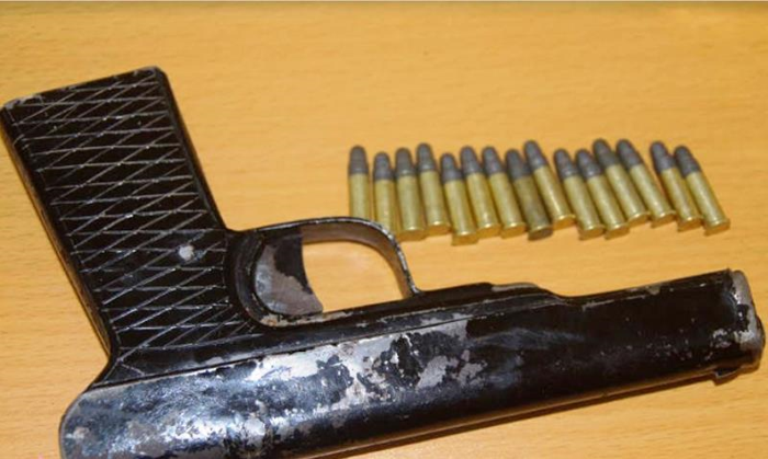 Tang vật khẩu súng và 15 viên đạn. Ảnh: NTV.