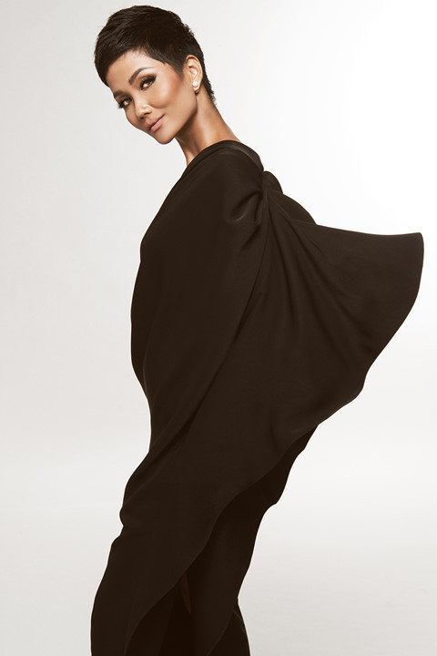 Hoa hậu đẹp tối giản trong những thiết kế được gấp nếp, tạo phom độc đáo