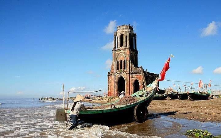 Biển Hải Thịnh, Nam Định: Vẻ đẹp của biển Hải Thịnh không chỉ là vẻ đẹp của biển xanh, cát trắng, nắng vàng mà còn là vẻ đẹp của cuộc sống lao động làng chài đầy nhọc nhằn nhưng cũng nhiều niềm vui.