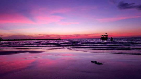 Long Set có những bãi cát dài gần như nguyên sơ, vắng vẻ với nước biển xanh mát. Ra biển đón bình minh, hoàng hôn du khách dễ dàng có được những bức ảnh tuyệt vời.