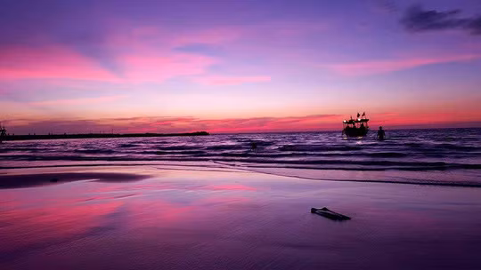 Long Set có những bãi cát dài gần như nguyên sơ, vắng vẻ với nước biển xanh mát. Ra biển đón bình minh, hoàng hôn du khách dễ dàng có được những bức ảnh tuyệt vời.