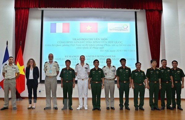 Các đại biểu chụp ảnh chung sau buổi tọa đàm. Các đại biểu chụp ảnh chung sau buổi tọa đàm.
