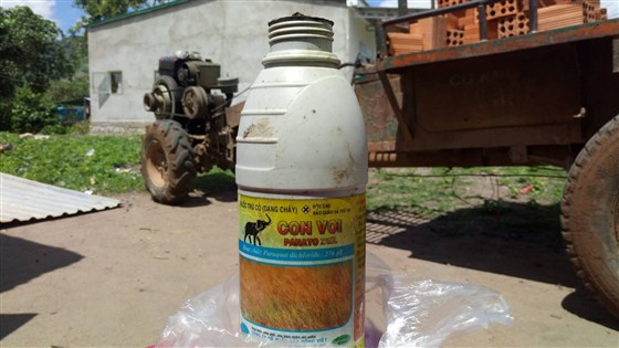 Chai thuốc Y Khim Tơr uống để tự tử. Chai thuốc Y Khim Tơr uống để tự tử.