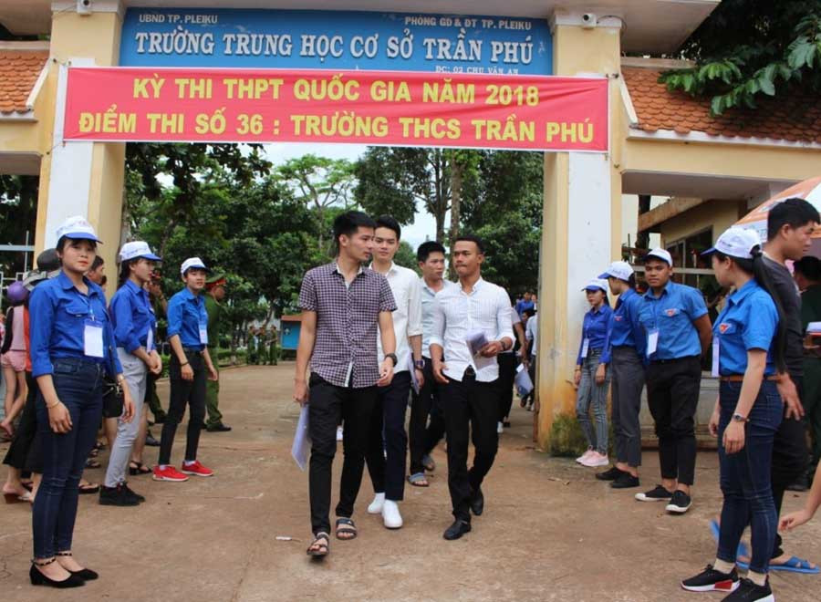 4 4 Các thí sinh tại điểm Trường THCS Trần Phú (TP.leiku) rời điểm thi với tâm trạng khá lo lắng. Ảnh: Phan Lài