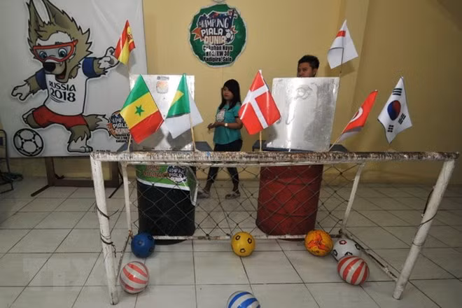 Cử tri bỏ phiếu trong cuộc bầu cử địa phương tại một điểm bầu cử ở Solo, Trung Java, Indonesia ngày 27/6. (Nguồn: AFP/TTXVN)