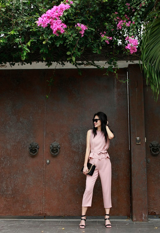 Thứ ba, các cô gái có thể đổi gió với áo sát nách và quần vải đồng bộ màu hồng nhạt. Thứ ba, các cô gái có thể đổi gió với áo sát nách và quần vải đồng bộ màu hồng nhạt.