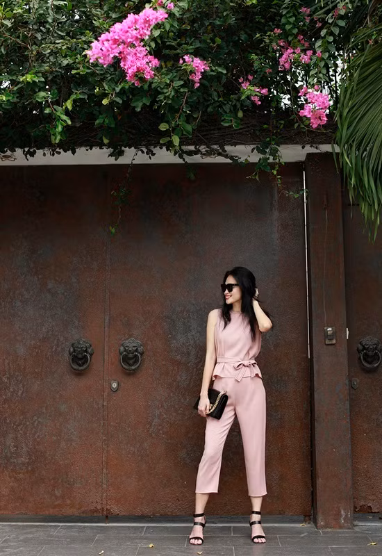  Thứ ba, các cô gái có thể đổi gió với áo sát nách và quần vải đồng bộ màu hồng nhạt. 