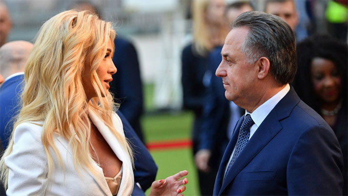 Lopyreva còn là cựu WAGs khi kết hôn với tiền đạo Fyodor Smolov của CLB Krasnodar. Tuy nhiên hai người ly dị sau hai năm chung sống.