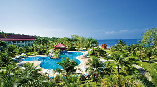 Sokha được đánh giá là bãi biển tốt nhất tại Sihanoukville với bãi cát trắng mịn trải dài 1,5 km và nước biển nông vừa vặn, hoàn hảo để bơi lội và tắm nắng. Bãi biển này chỉ có một phần dành cho người dân sử dụng, còn lại chỉ dành riêng cho du khách của các khách sạn, resort đẳng cấp tại đây.